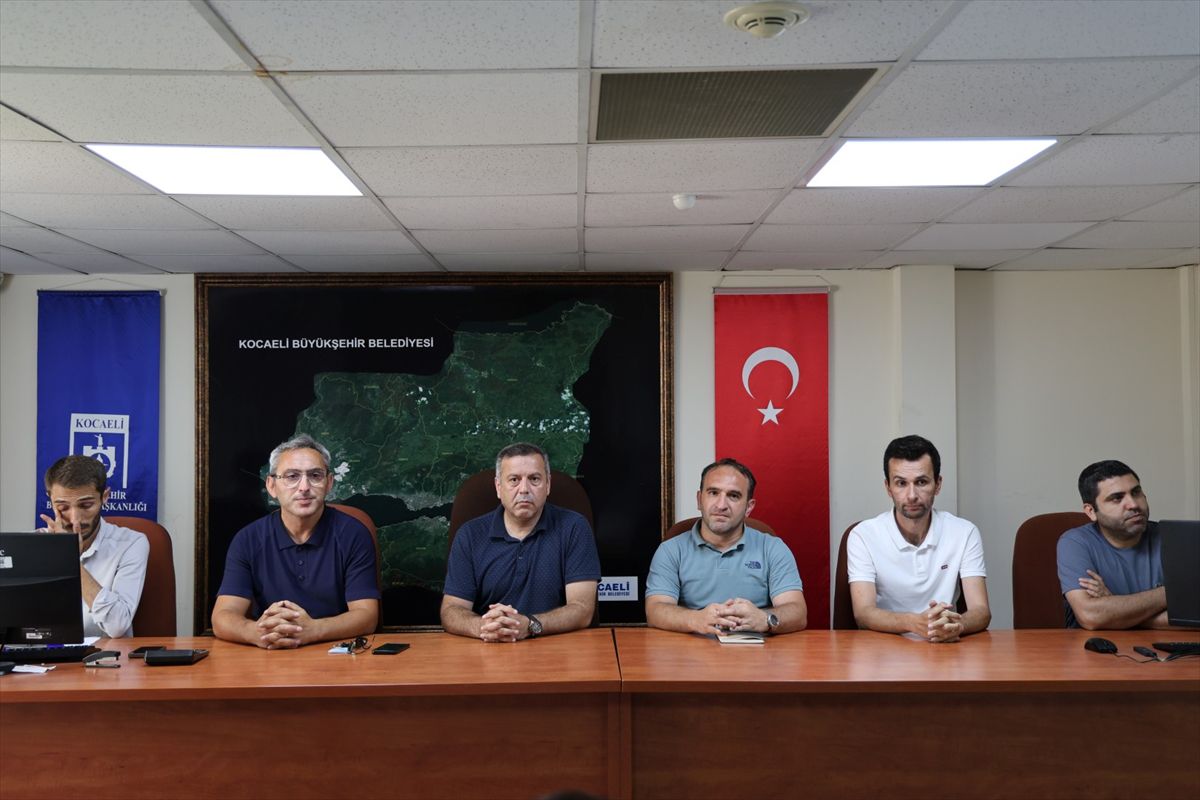 İzmit Körfezi'ndeki temizlik çalışmalarının üçüncü etabında 2,4 milyon metreküp dip çamuru çıkarılacak