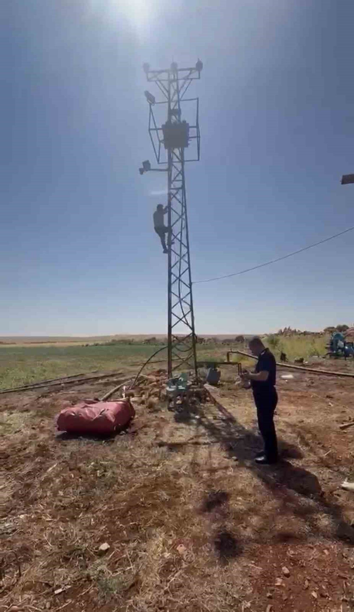 Kaçak trafonun sökülmesini engellemek için elektrik direğine çıktı