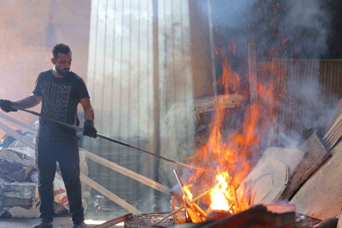 Kahramanmaraş’ta bunaltıcı sıcağa rağmen ateşin başında zorlu mesai