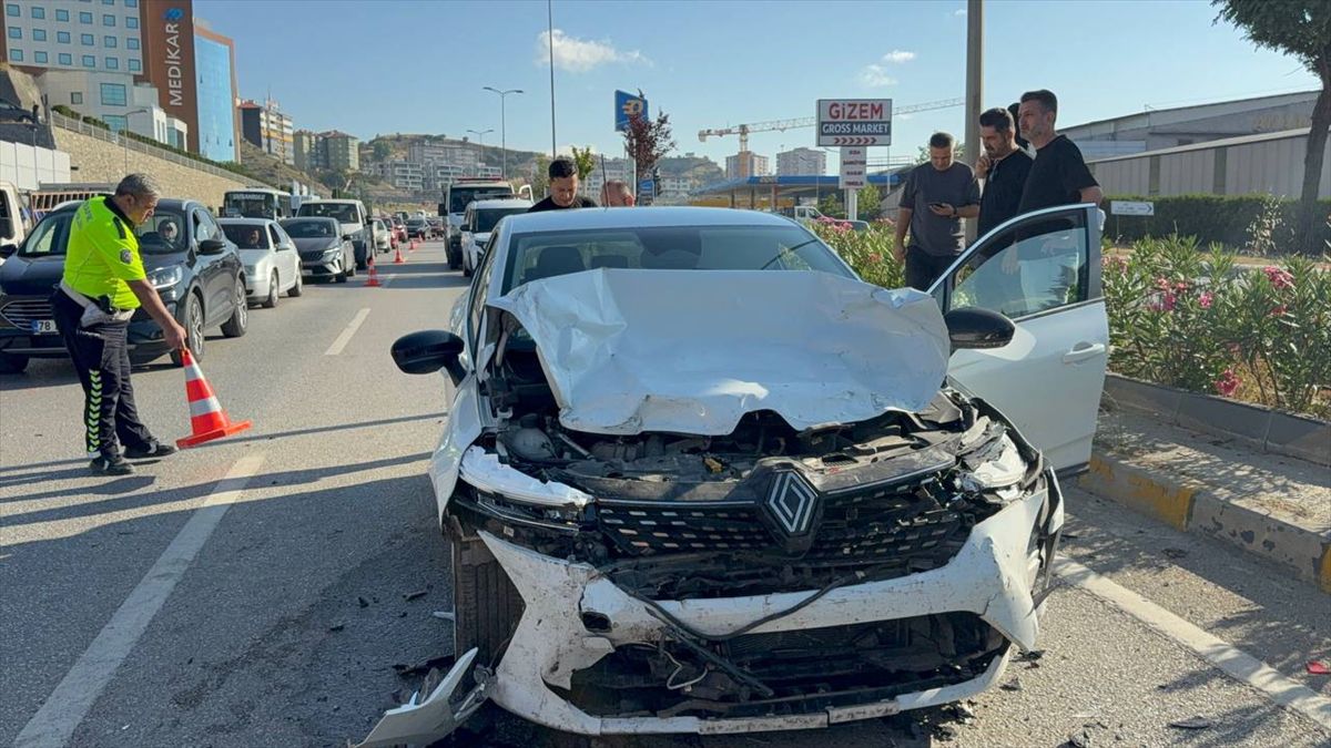 Karabük'te zincirleme trafik kazasında 1'i ağır 2 kişi yaralandı