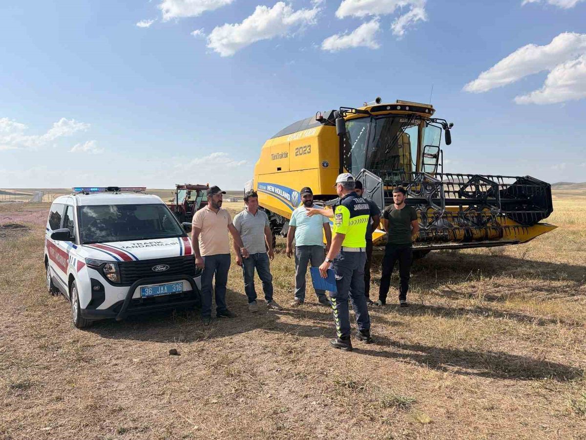 Kars’ta biçerdöver ve traktör sürücülerine kapsamlı trafik eğitimi verildi