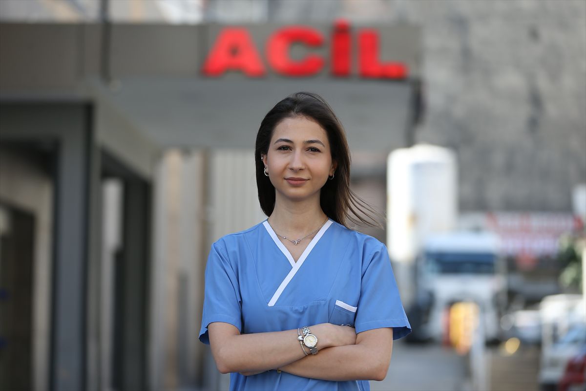 Kazada yaralanan yayaya sedyede kalp masajı yapan paramediğin zamana karşı mücadelesi takdir topladı
