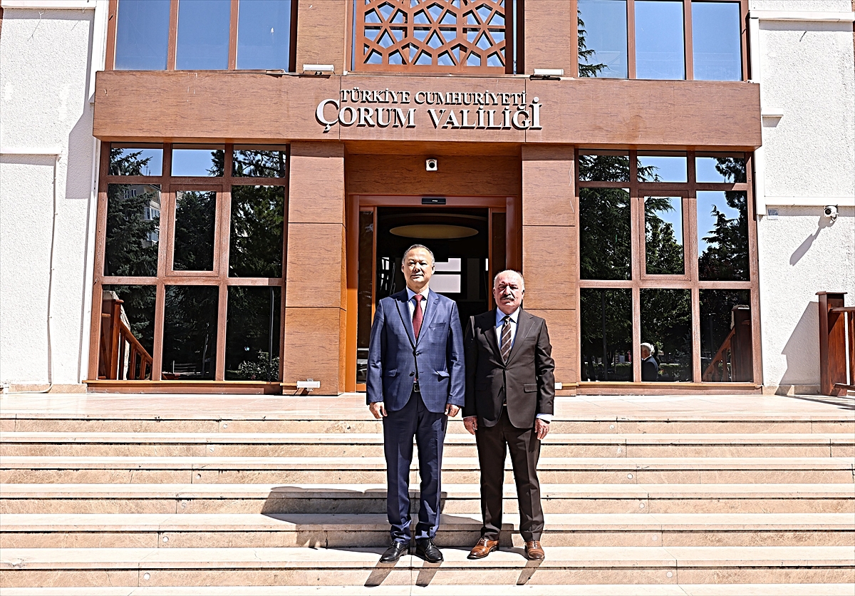 Kırgızistan'ın Ankara Büyükelçisi Kazakbaev, Çorum Valisi Çalgan'ı ziyaret etti