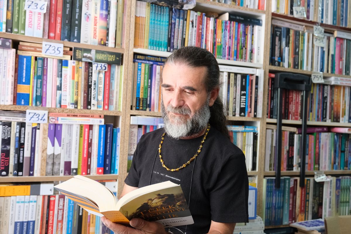 Kitap sevgisini 53 bin eserlik sahaf dükkanına taşıdı