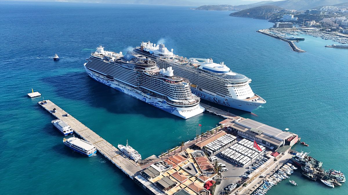Kuşadası'na 2 kruvaziyerle 9 bin 150 turist geldi