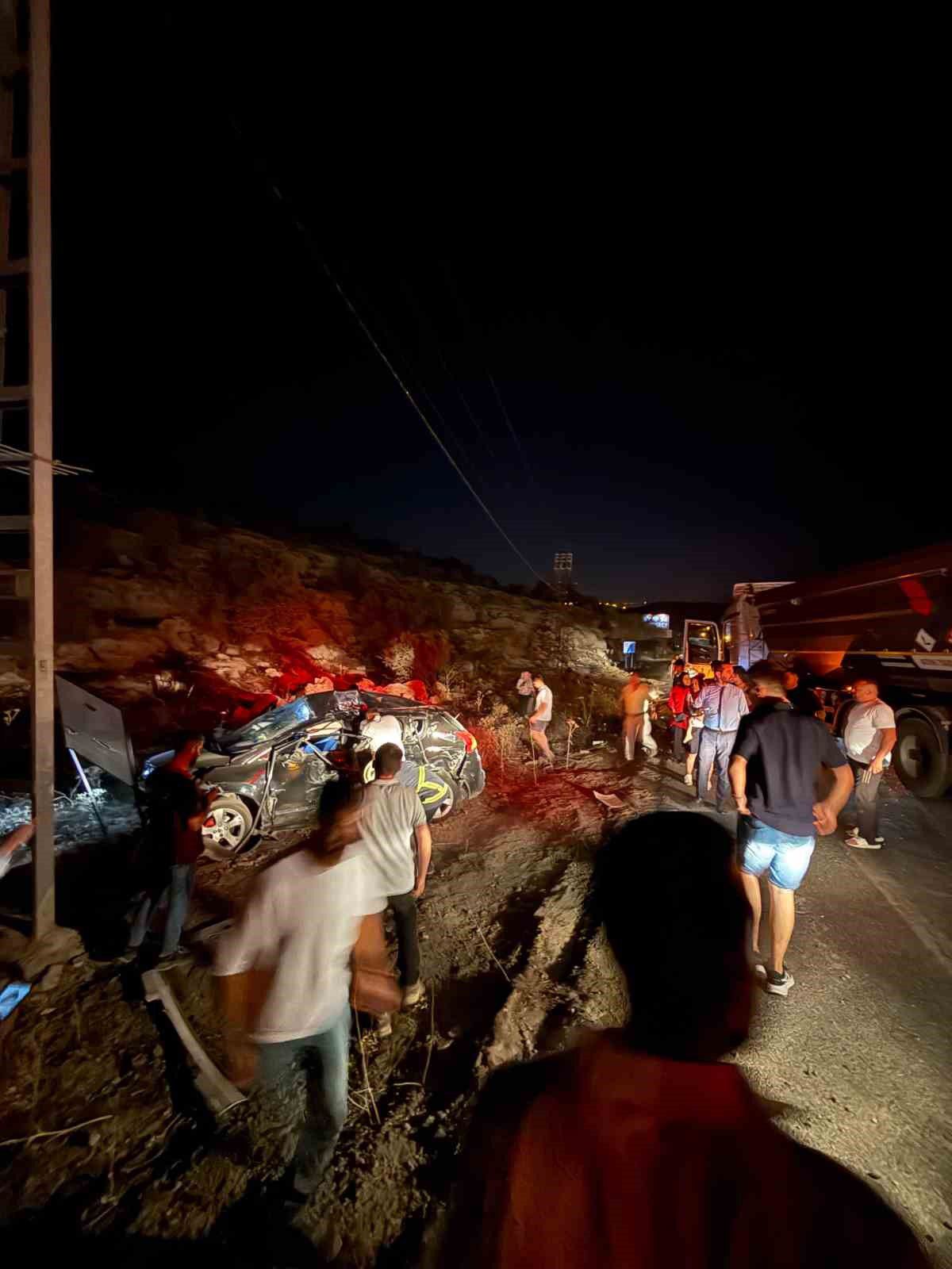 Mardin’de otomobil ile kamyonetin çarpıştığı kazada 3 kişi hayatını kaybetti, 5 kişi yaralandı