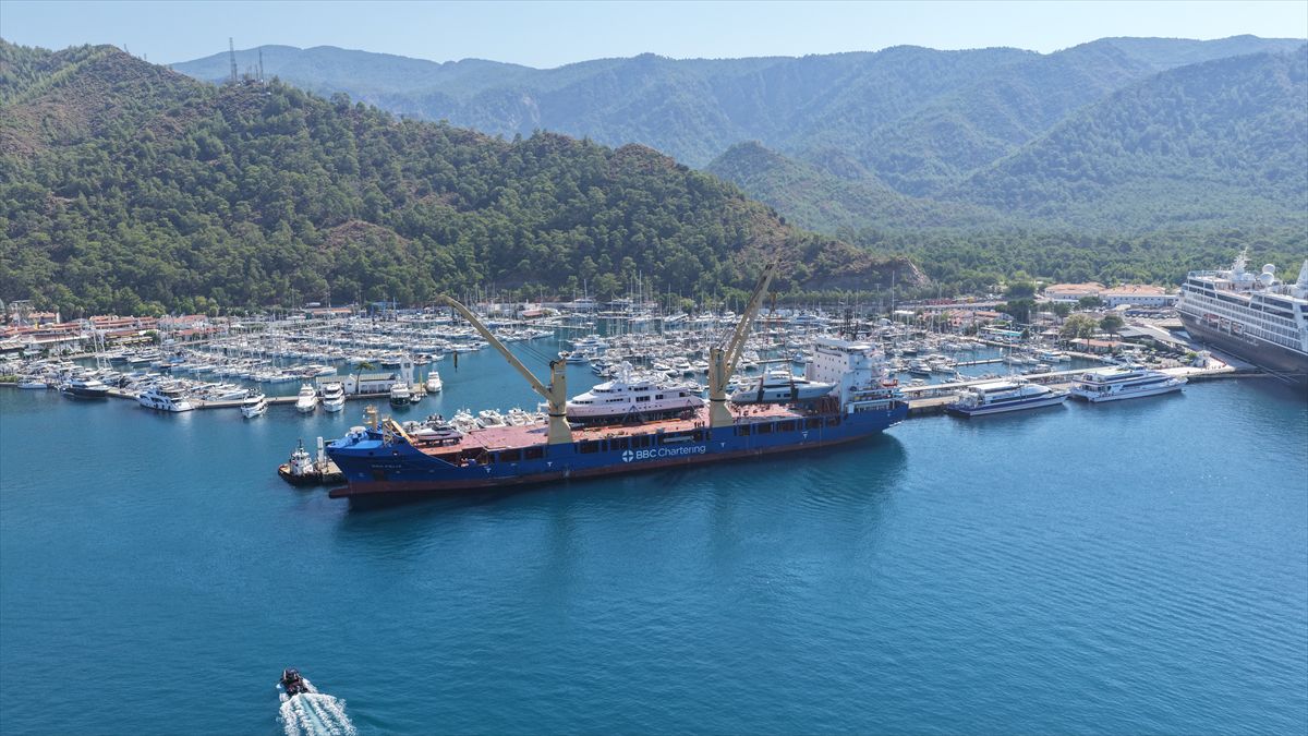 Marmaris'e kargo gemisiyle lüks motor yatlar getirildi