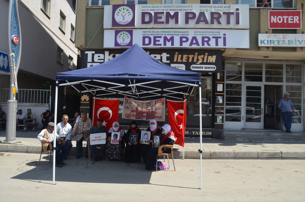 Muşlu aileler DEM Parti binası önündeki eylemlerine devam etti