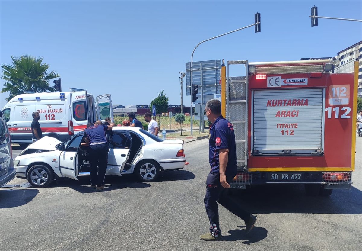 Osmaniye'de otomobille hafif ticari aracın çarpıştığı kazada 3 kişi yaralandı