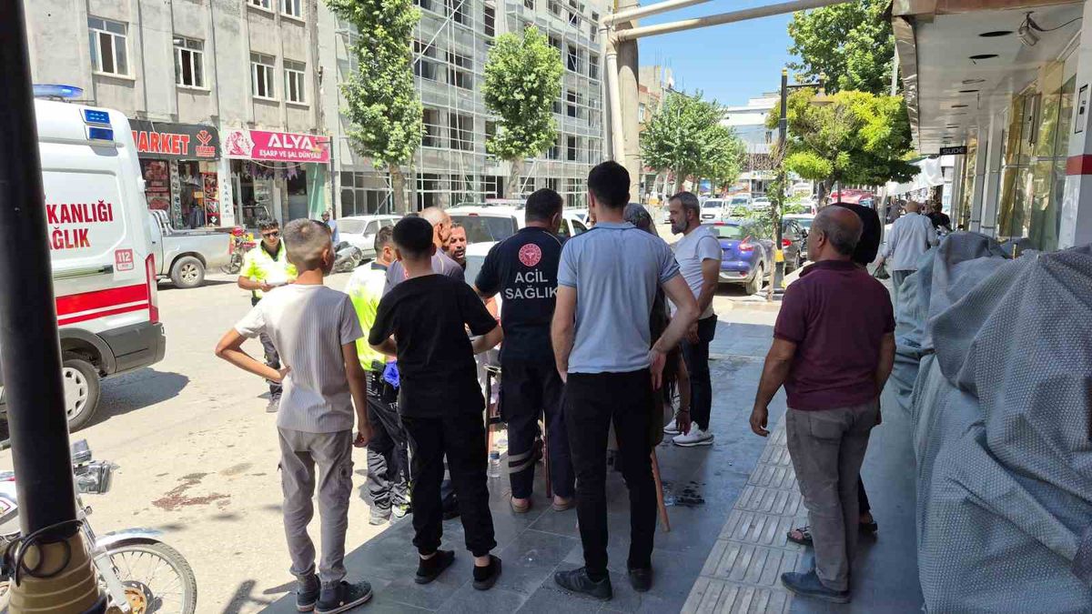 Panelvan araç ile motosiklet çarpıştı: Anne ve 2 çocuğu yaralandı