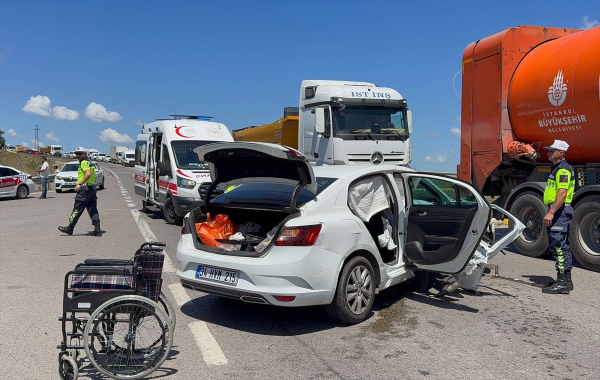 Pendik'te iki otomobilin çarpıştığı kazada 2 kişi yaralandı