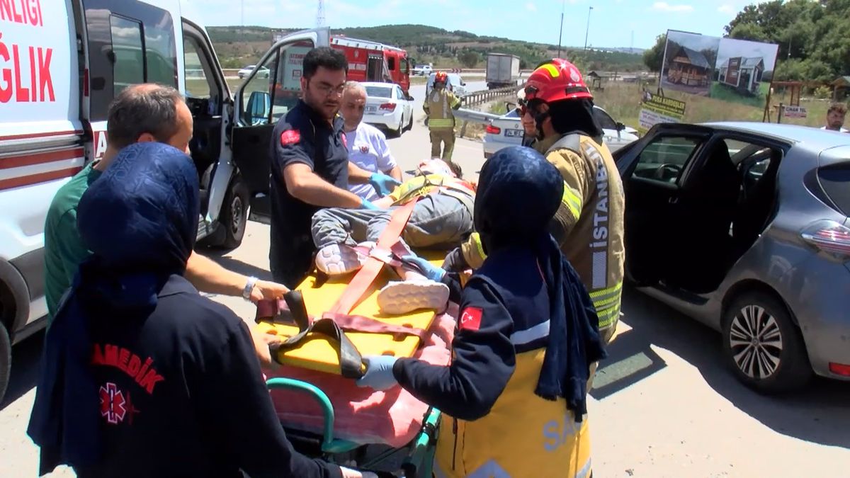 Pendik’te iki otomobilin karıştığı kazada 1'i çocuk 2 kişi yaralandı