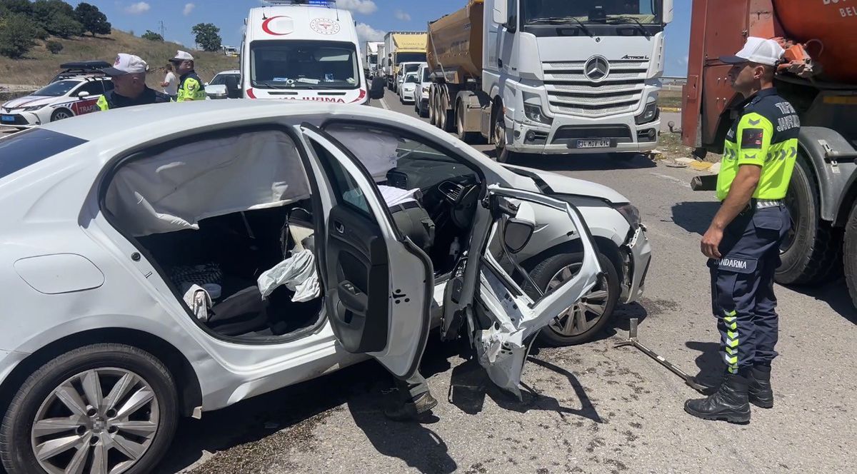 Pendik’te otomobillerin çarpıştığı kazada 2 kişi yaralandı