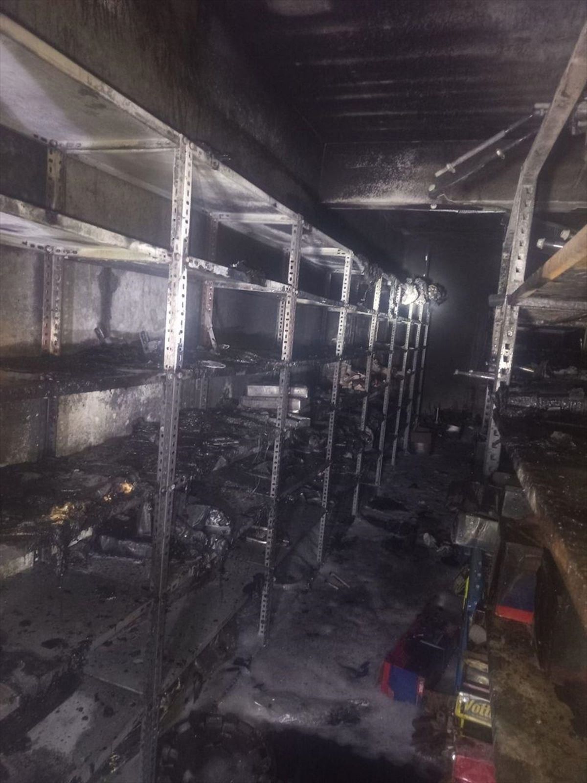 Reyhanlı ilçesinde iş yerinde çıkan yangın söndürüldü