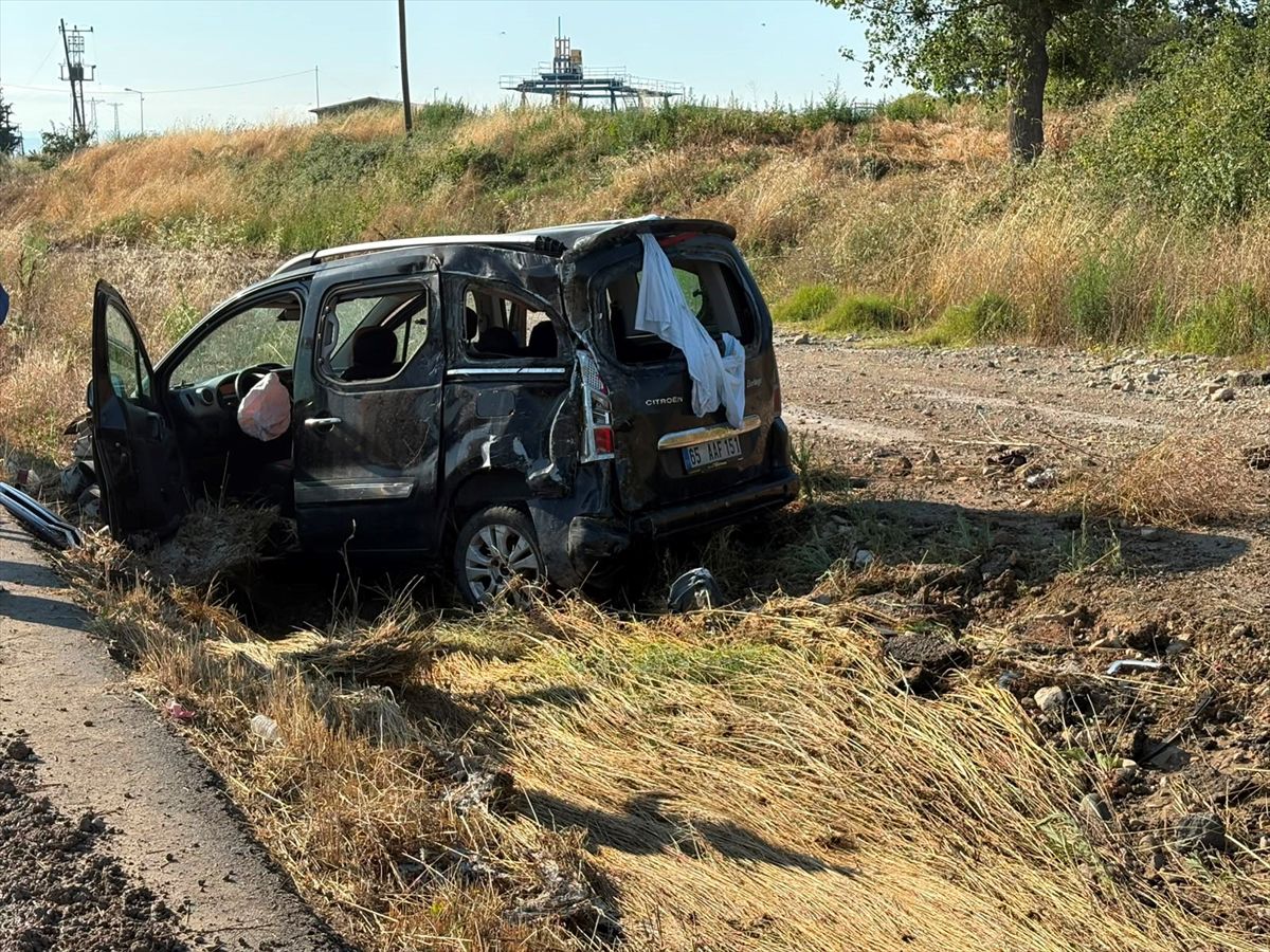 Samsun'da takla atan hafif ticari araçtaki 5 kişi yaralandı