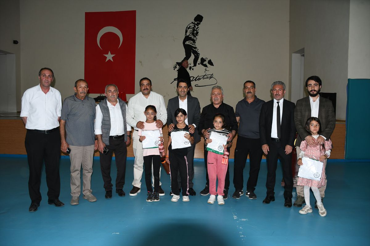 Sarıkamış'ta bin çocuğa spor forması dağıtıldı