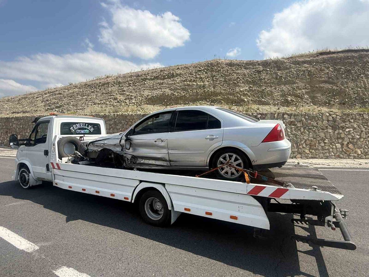 Sarıkamış’ta refüje çarpan otomobilin sürücüsü yaralandı