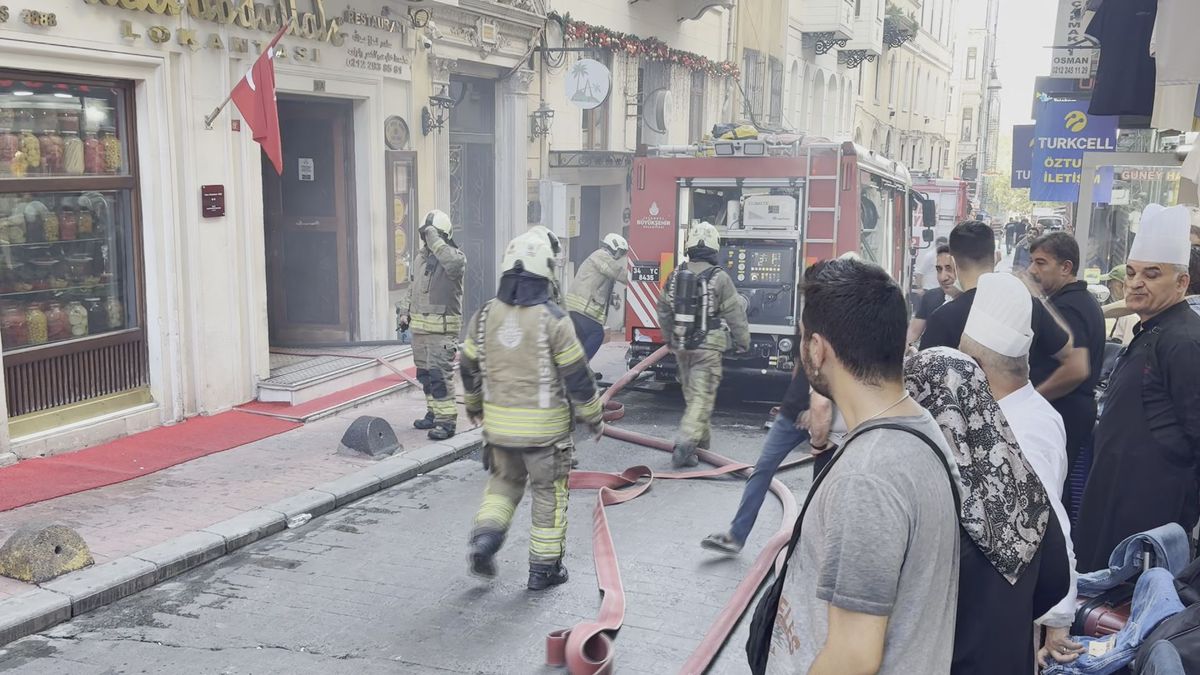 Taksim'de alışveriş merkezindeki lokantada çıkan yangın söndürüldü / Ek görüntüyle geniş haber