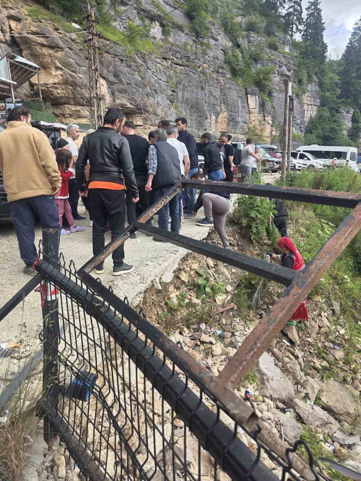 Trabzon Çal Mağarası önündeki korkuluklar kırıldı, 2 turist yamaçtan düşerek yaralandı