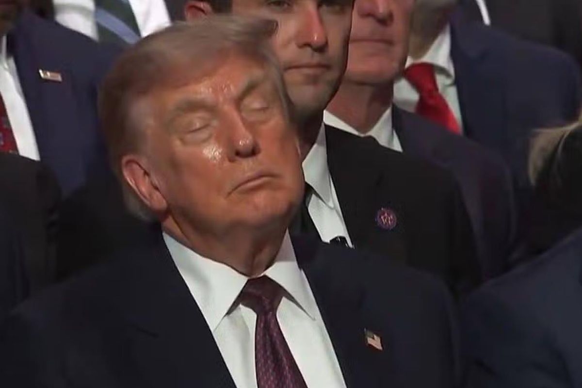 Trump, Senatör Graham'ın cenazesinde uyuyakaldı! O anlar gündem oldu