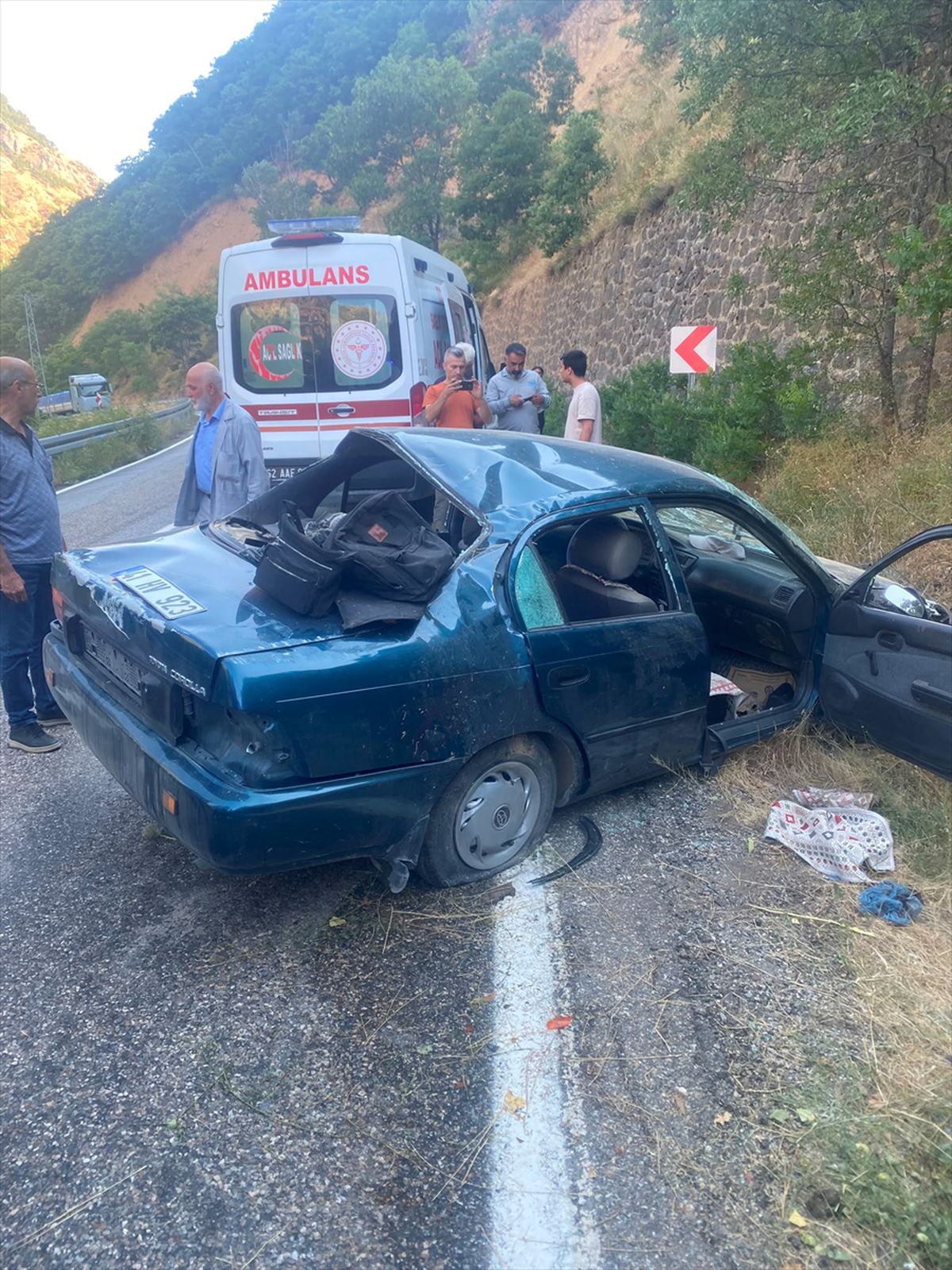 Tunceli'de kayalık alana çarpıp takla atan otomobildeki 4 kişi yaralandı