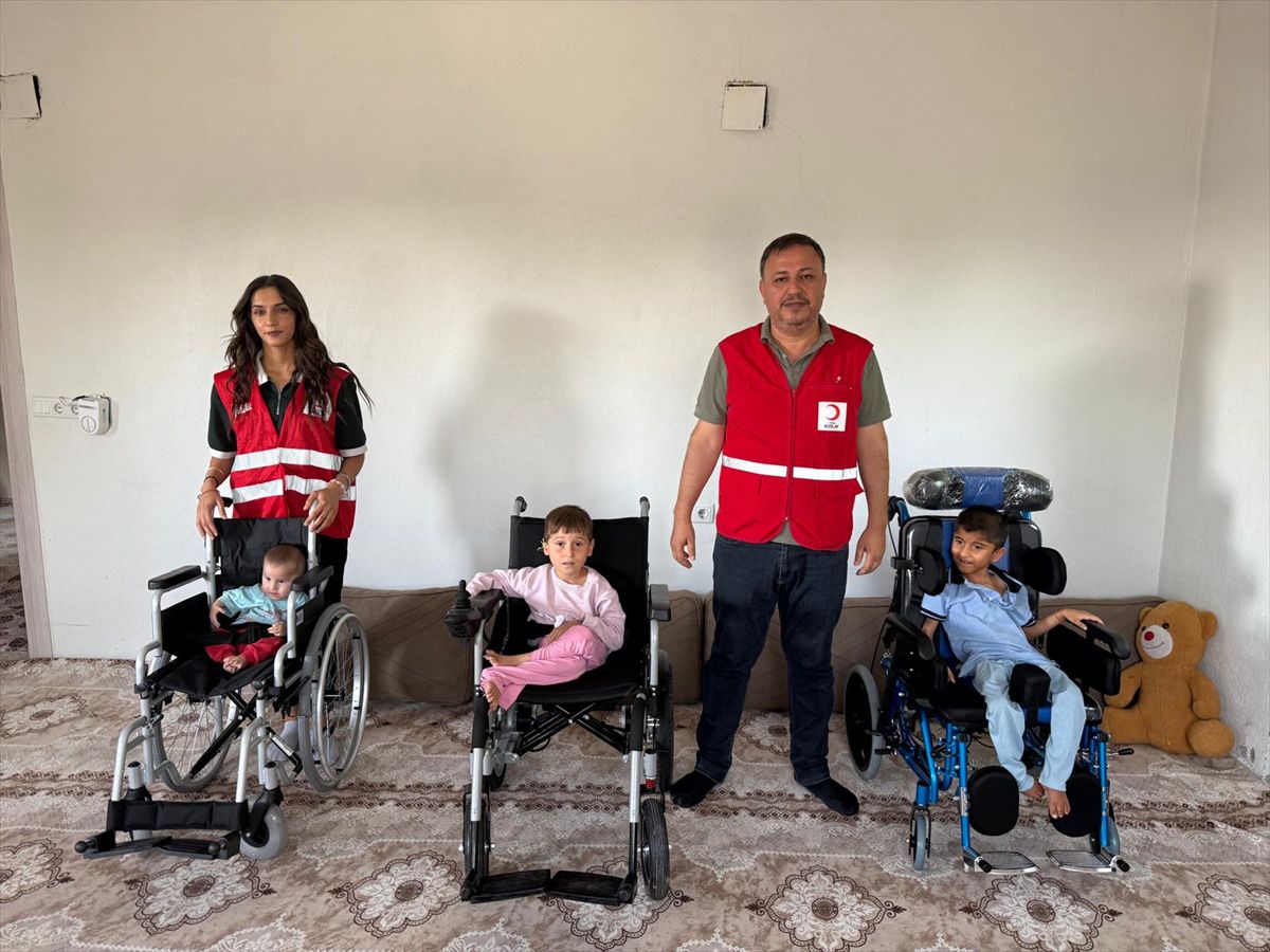 Türk Kızılay Silopi Şubesinden cam kemik hastası 3 kardeşe tekerlekli sandalye desteği