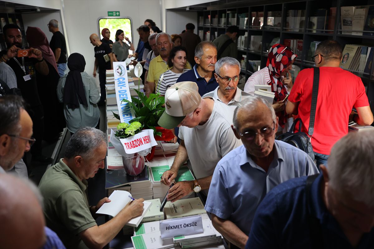 Türk Tarih Kurumunun Trabzon'daki 'mobil kitap satış mağazası'nda imza günü etkinliği yapıldı