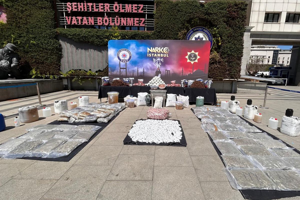 Suç örgütlerine yönelik operasyonlarda ele geçirildiler: Emniyette böyle sergilendiler