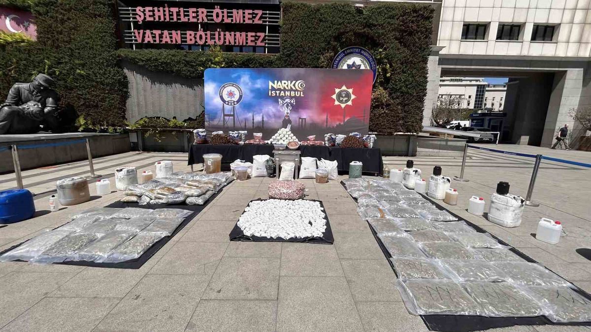 Uyuşturucu ve suç örgütlerine yönelik operasyonlarda ele geçirilen maddeler emniyette sergilendi