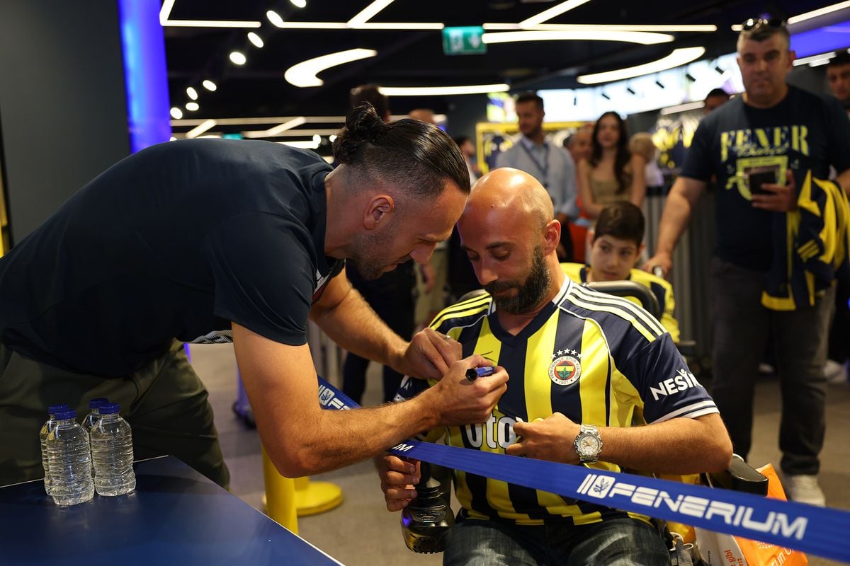 Vedat Muriqi imza gününde Fenerbahçeli taraftarlarla buluştu