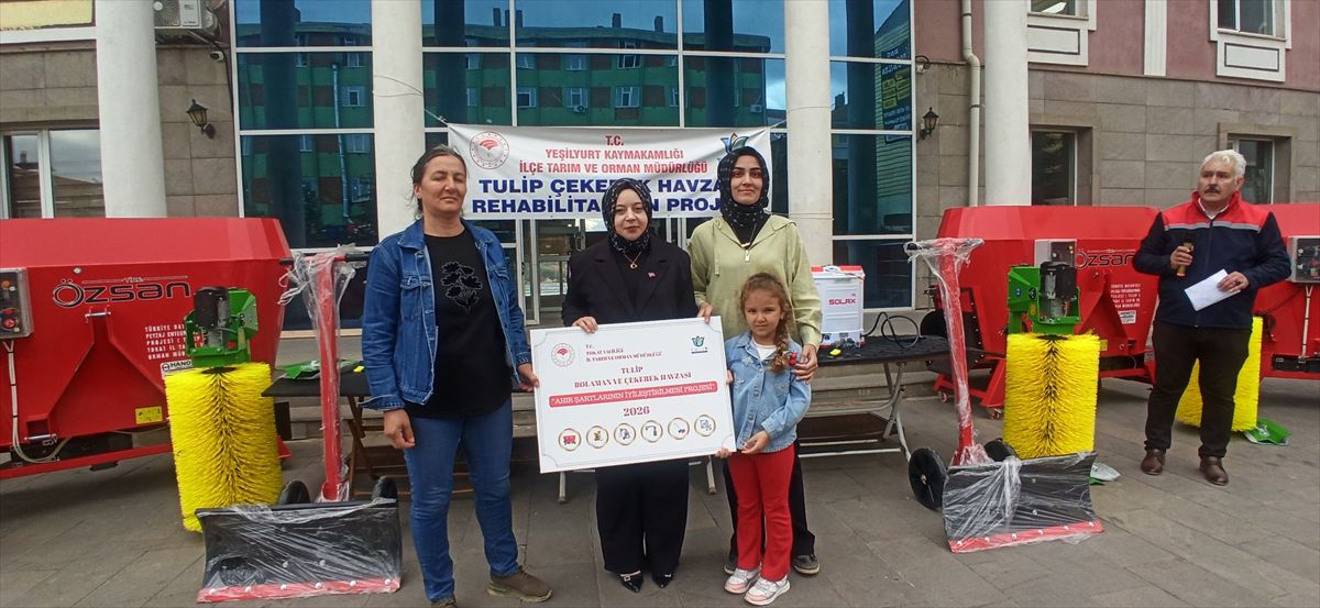 Yeşilyurt'ta çiftçilere ahır ekipmanı dağıtıldı