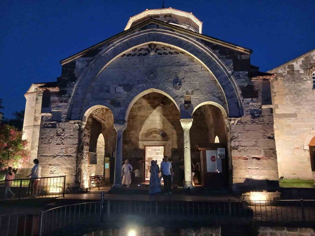 Akşamları ışıklandırılan Ayasofya ziyaretçileri hayran bırakıyor