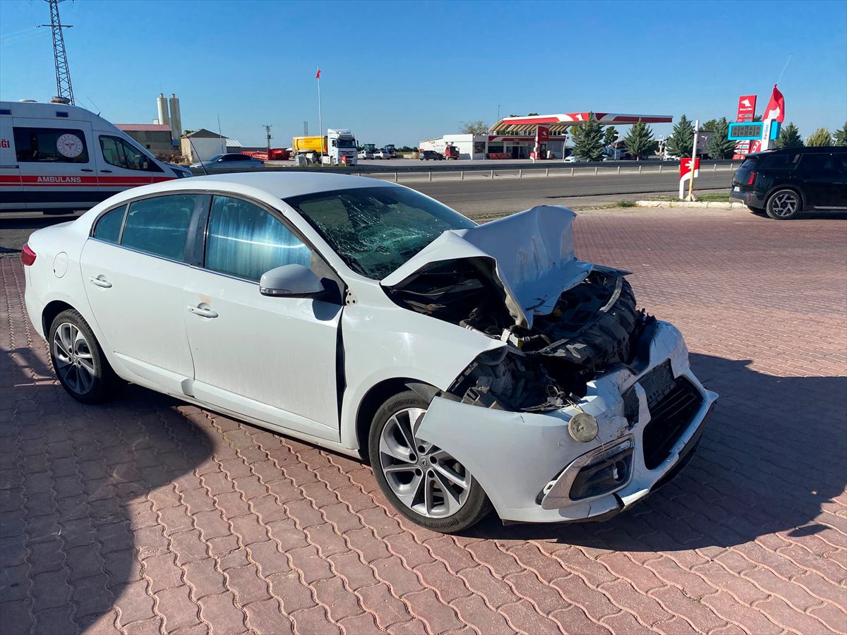 Aksaray'da otomobilin çimento tankerine çarpması sonucu 5 kişi yaralandı