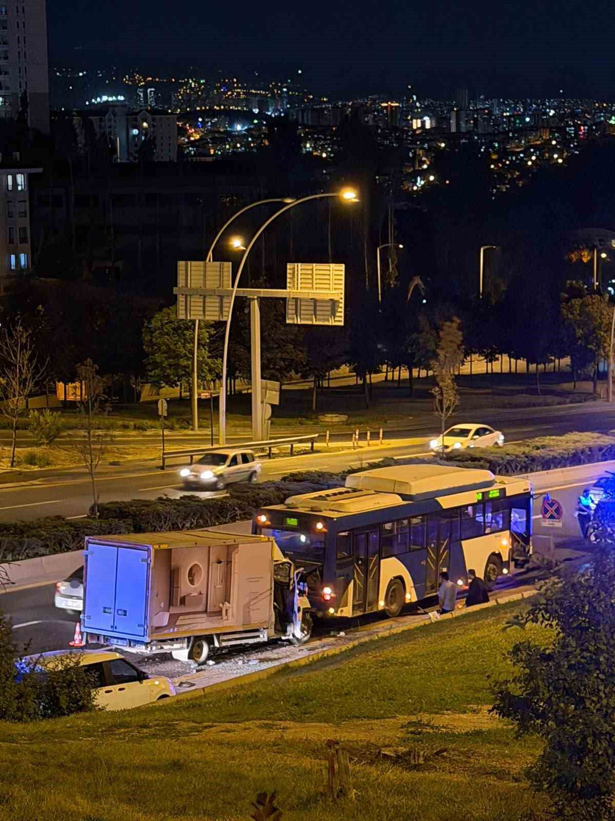Ankara’da kamyonet EGO otobüsüne çarptı