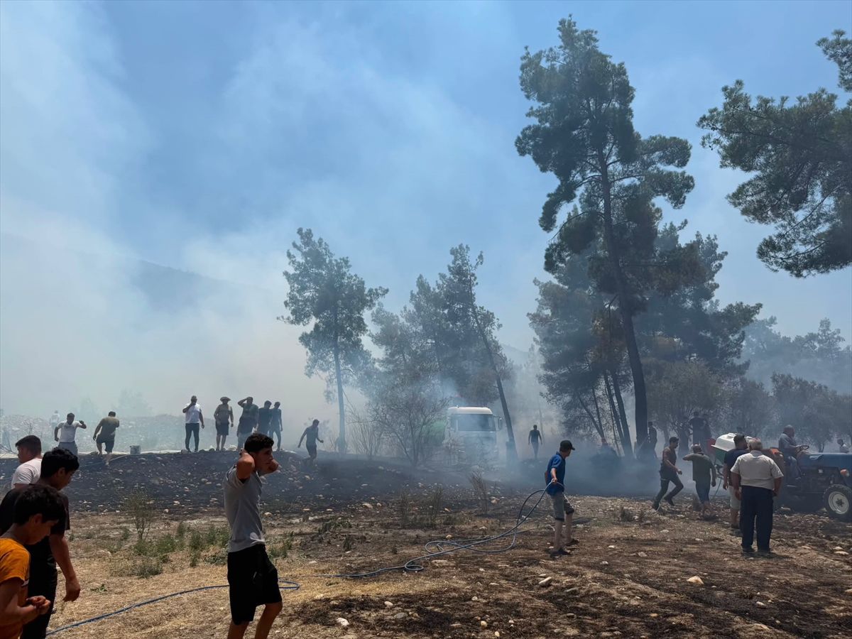 Antalya'nın Kaş ilçesinde ormanlık alanda yangın çıktı