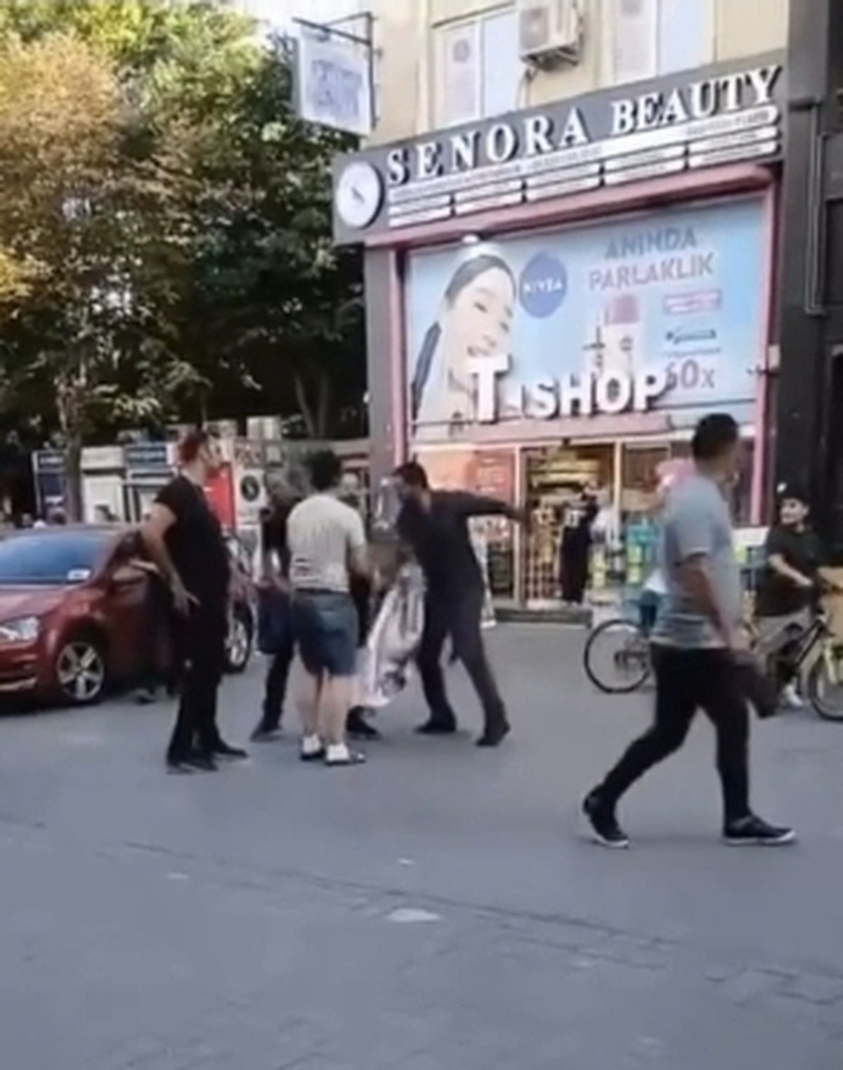 Bakırköy'de tartıştığı kişiyi ensesinden bıçaklayan işportacı yakalandı