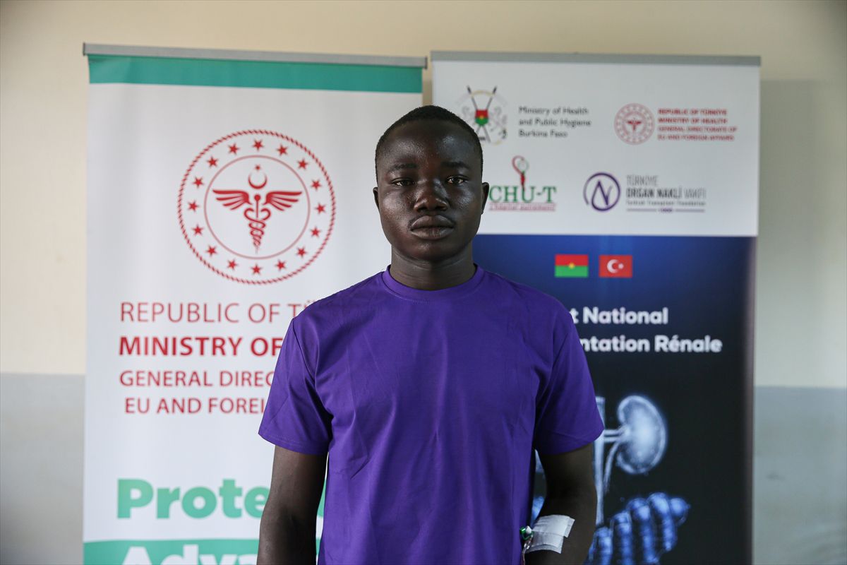 Burkina Faso'da böbrek nakli yapılacak hastaların Türk doktorlarına güveni tam