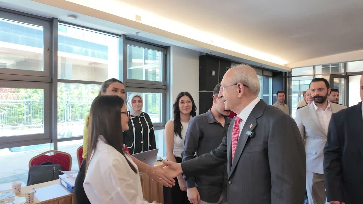 CHP Genel Başkanı Kemal Kılıçdaroğlu, Üniversite Tercih Merkezi’ni ziyaret etti
