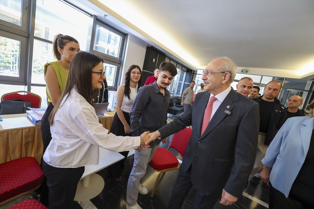 CHP Genel Başkanı Kılıçdaroğlu, partisindeki Üniversite Tercih Merkezi'ni ziyaret etti