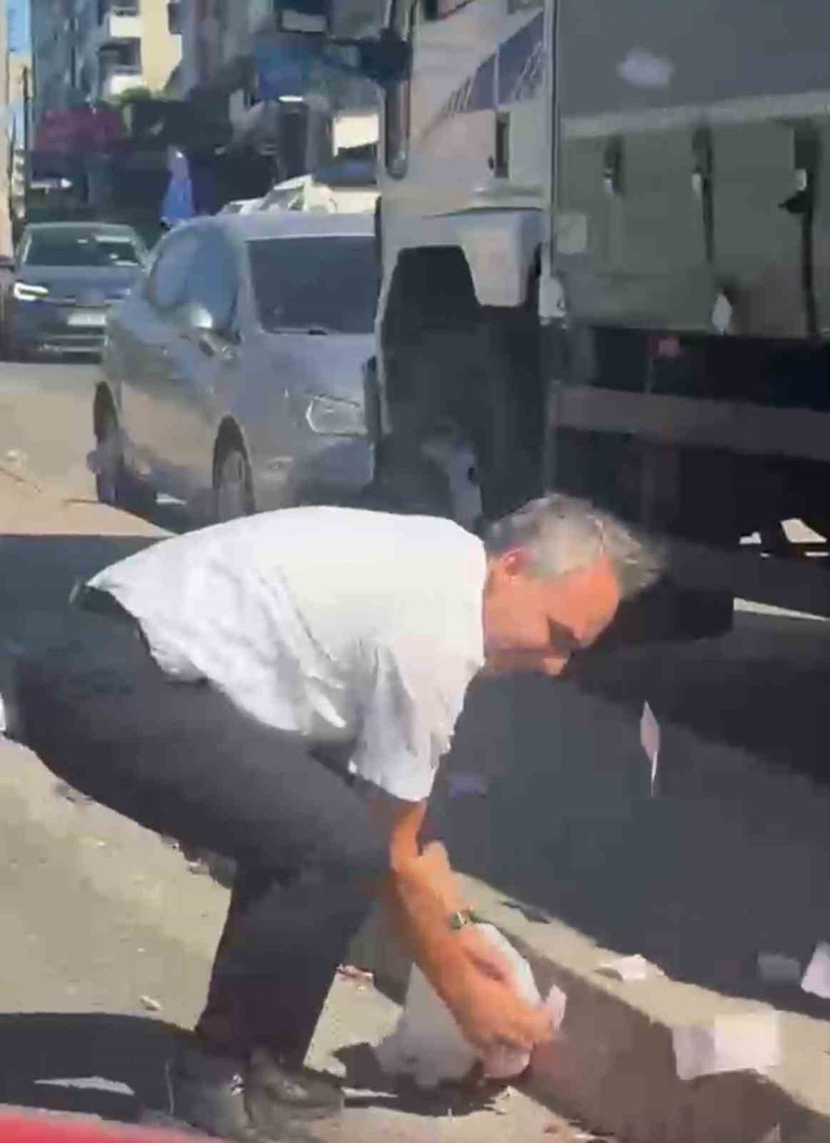 Deste deste paralar yola saçıldı, trafik tamamen durdu