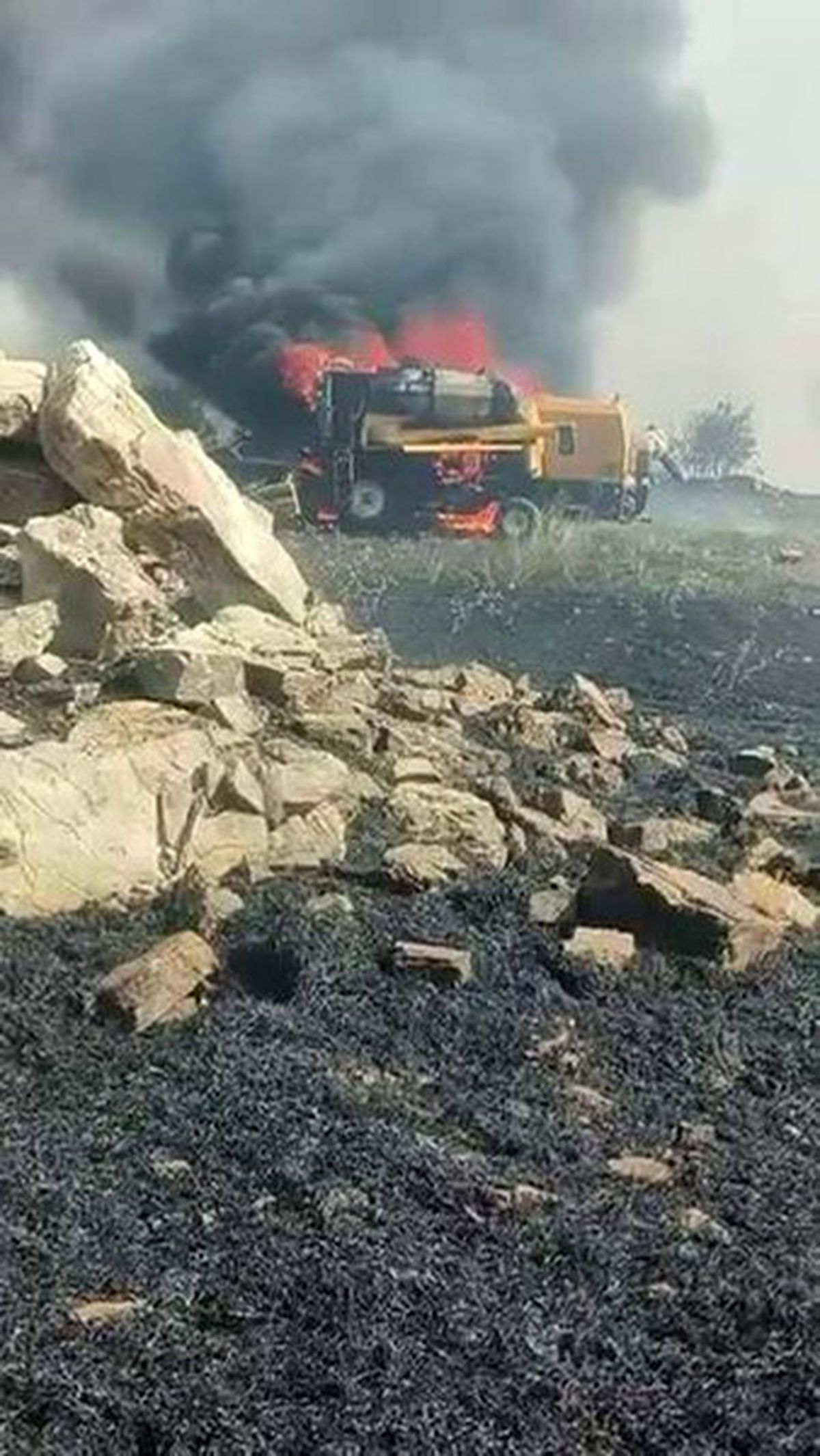 Diyarbakır’da biçerdöver alevlere teslim oldu