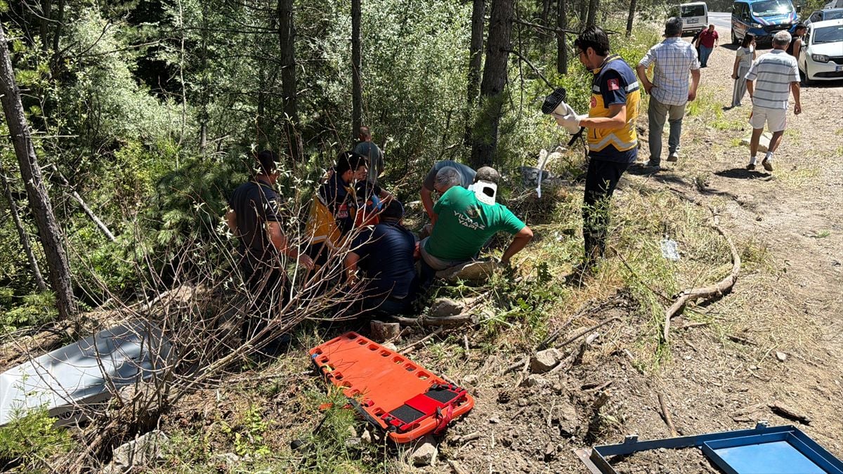 Domaniç-İnegöl kara yolunda devrilen traktörün sürücüsü yaralandı