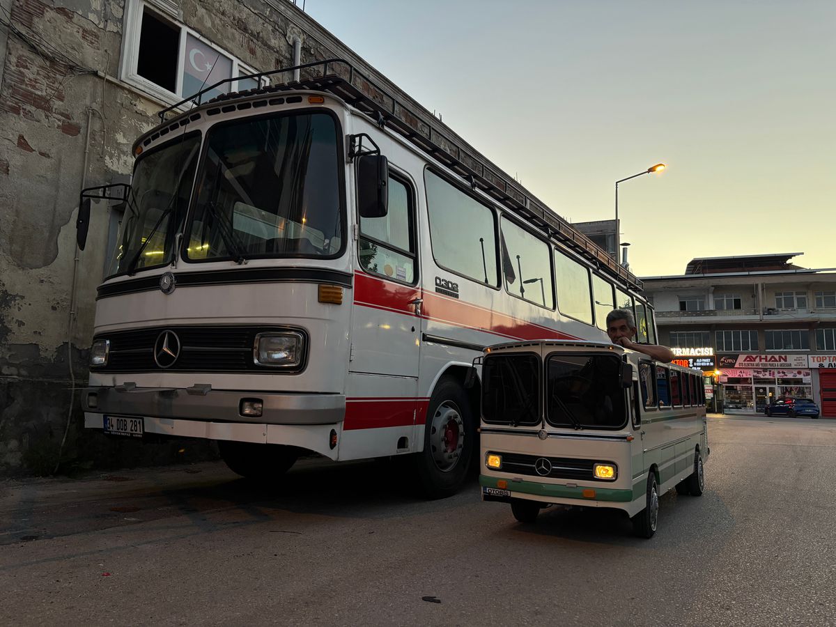 Ekibiyle yaptığı minyatür otobüsüne gözü gibi bakıyor