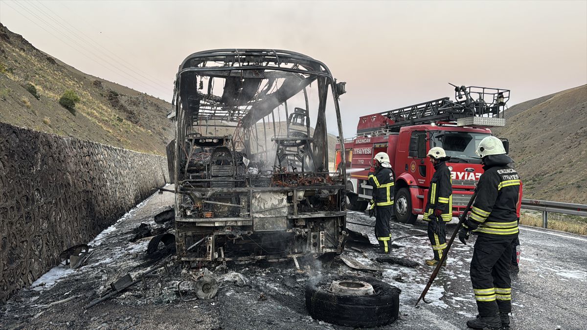 Erzincan'da yolcu otobüsü yangında kullanılamaz hale geldi