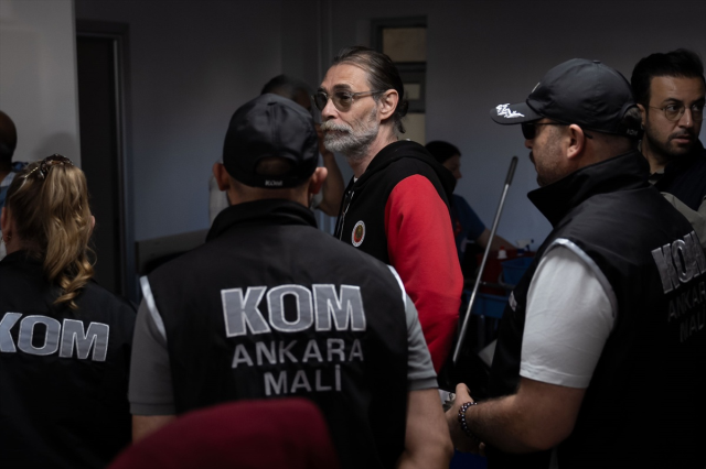 Etimesgut Belediyesi'ne operasyon! Başkan Erdal Beşikçioğlu dahil çok sayıda gözaltı var 5 etimesgut belediyesine operasy 20100431 1320 1 m