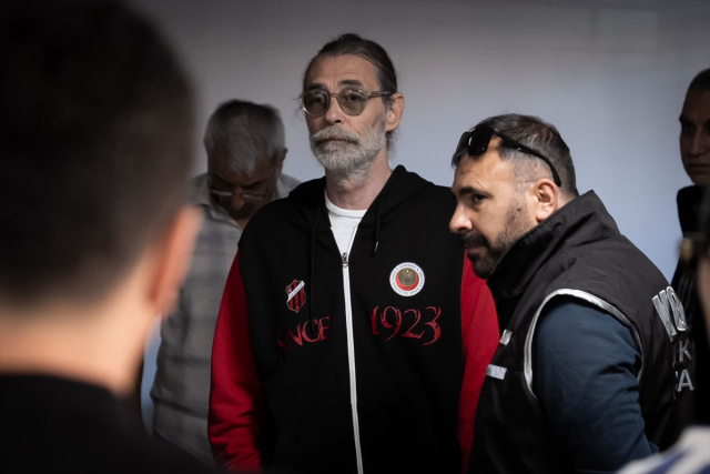 Etimesgut Belediyesi'ne operasyon! Başkan Erdal Beşikçioğlu dahil çok sayıda gözaltı var 4 etimesgut belediyesine operasy 20100431 8307 1 m