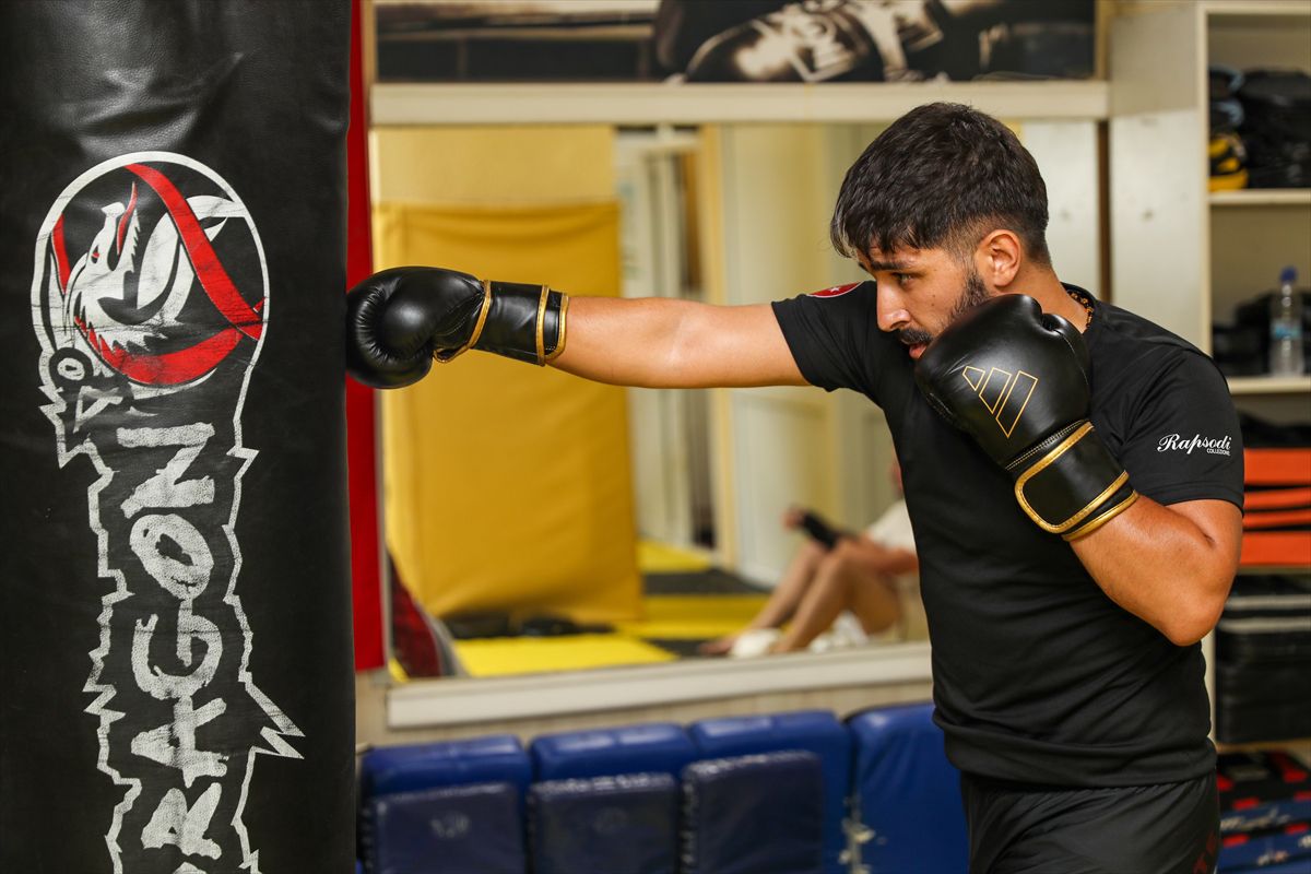 Geçimini taksicilikle sağlayan genç, savate dünya şampiyonası için ringde de ter döküyor