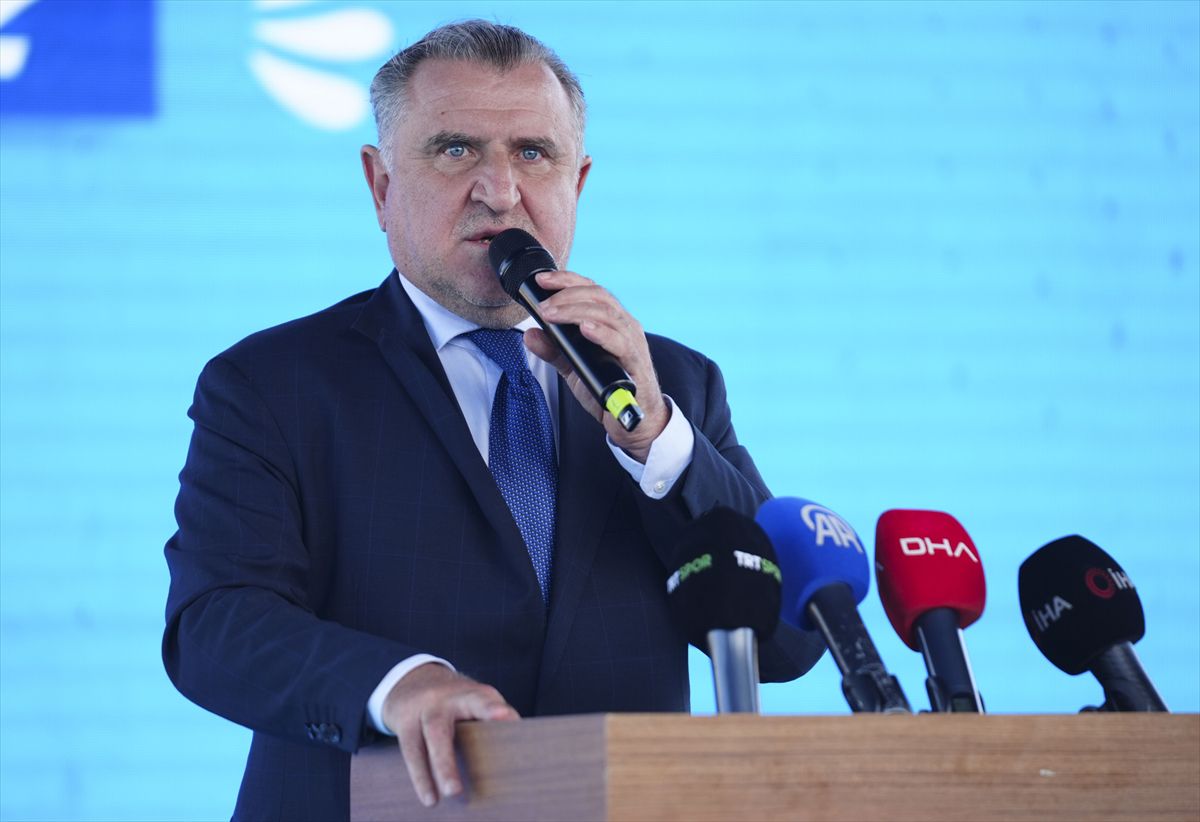 Gençlik ve Spor Bakanı Osman Aşkın Bak, Kağıthane'de genç sporcularla buluştu