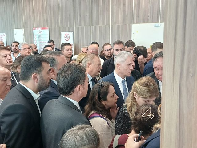 Görevinden uzaklaştırılan Büyükşehir Belediye Başkanı Bozbey'in yargılanmasında 16 kişiye tahliye 3 gorevinden uzaklastirilan buyuksehir belediye 3 20103702 o