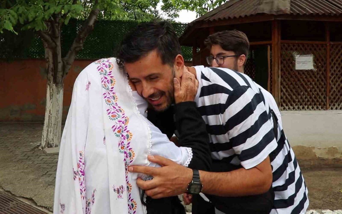 'İnsanlık ölmemiş' dedirttiler, cüzdanını kaybeden yaşlı kadını sevindirdiler